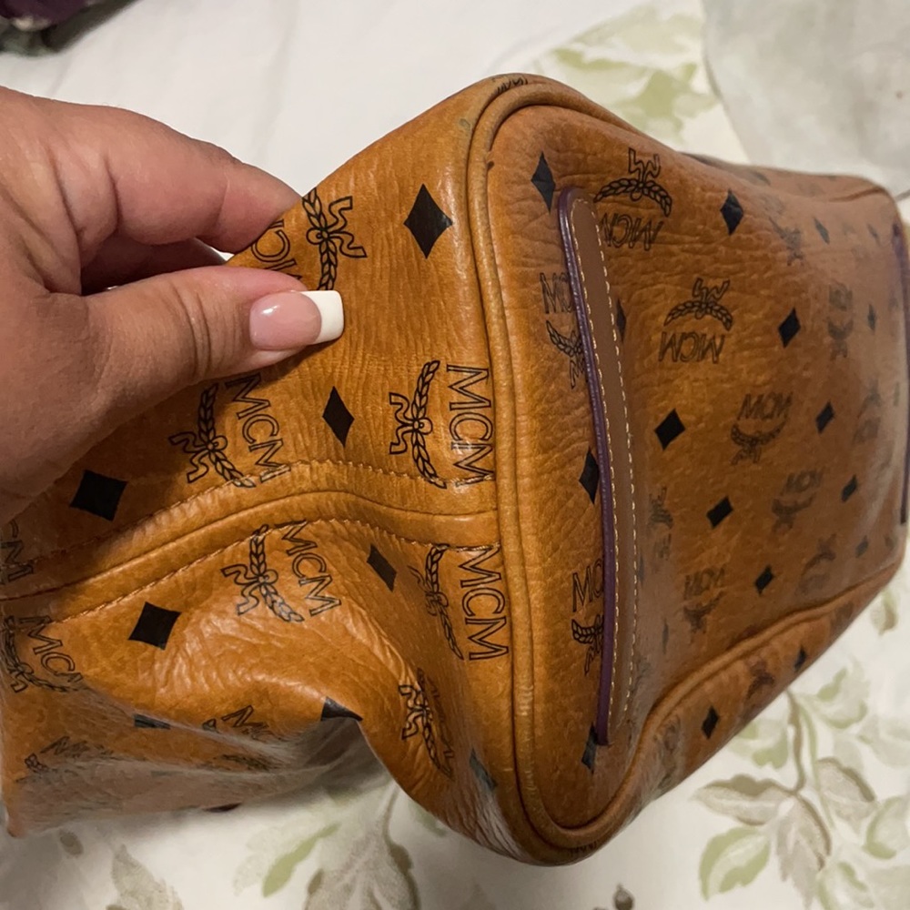 hand bag in great condition one small scratch. - Picture 4 of 7